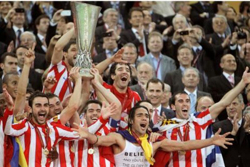 epa03212770 Atletico Madrid players celebrate with the trophy after winning the UEFA Europa League 2012 final between Atletico Madrid and Athletic Bilbao at the National Arena in Bucharest, Romania, 09 May 2012. Atletico Madrid won 3-0.  EPA/TOLGA BOZOGLU