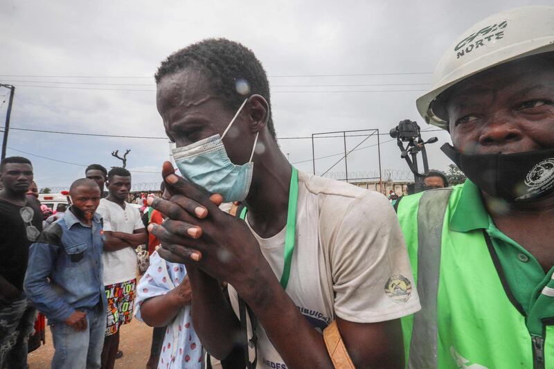 An internally displaced man gestures as he arrives  in Pemba on April 1, 2021, from the boat of evacuees from the coasts of Palma.  More than a thousand people evacuated from the shores of the town of Palma arrived at the sea port of Pemba after insurgents attacked Palma on March 24, 2021. / AFP / Alfredo Zuniga
