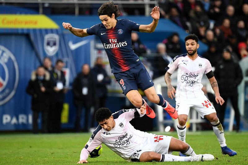 Paris Saint-Germain's Uruguayan forward Edinson Cavani (C) is tackled by Bordeaux's Brazilian defender Pablo (L) during the French L1 football match between Paris Saint-Germain and FC Girondins de Bordeaux at the Parc des Princes stadium, in Paris, on February 9, 2019.   / AFP / FRANCK FIFE
