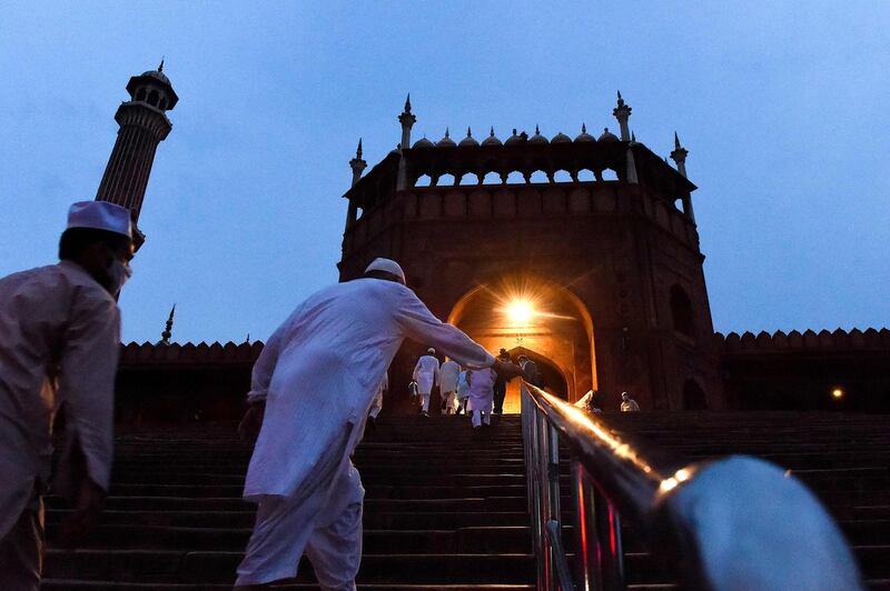 TOPSHOT - Muslim devotees arrive to offer a special morning prayer to kick off the Eid al-Adha, the feast of sacrifice, at Jama Masjid mosque in New Delhi on August 1, 2020. / AFP / Money SHARMA
