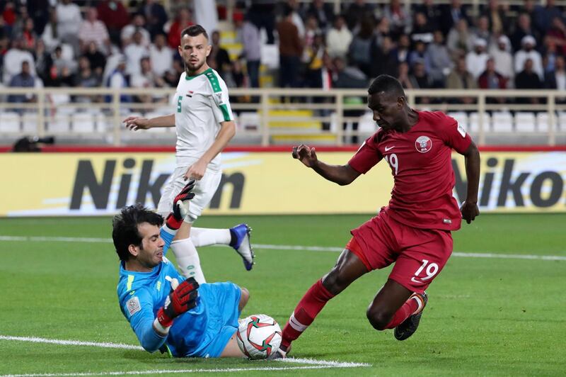 Iraq's goalkeeper Jalal Hassan (L) vies for the ball with Qatar's forward Almoez Ali (R) during the 2019 AFC Asian Cup Round of 16 football match between Qatar and Iraq at the Al Nahyan Stadium in Abu Dhabi on January 22, 2019.  / AFP / Karim Sahib
