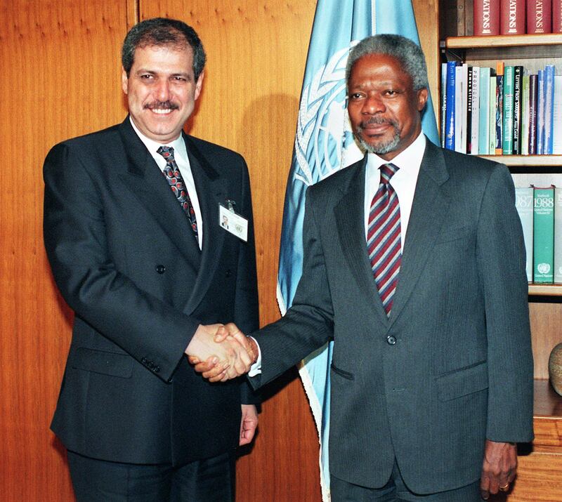 Fayez Tarawneh (L) shakes hands with then-UN secretary general Kofi Annan before the 52nd session of the UN General Assembly in New York in 1997. AFP