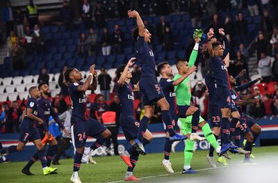 Paris Saint-Germain's players led by Paris Saint-Germain's French goalkeeper Alphonse Areola (C) salute their supporters after victory in the French L1 football match between Paris Saint-Germain (PSG) and Amiens at the Parc des Princes stadium in Paris on October 20, 2018. / AFP / Anne-Christine POUJOULAT
