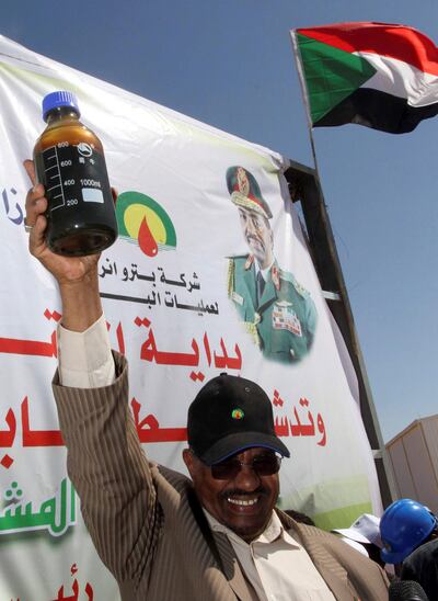FILE PHOTO: Sudan's President Omar Hassan al-Bashir holds a bottle of crude oil during the inauguration of the new Hadida oilfield in Hadida, South Kordofan State, December 27, 2012.  REUTERS/Stringer/File Photo
