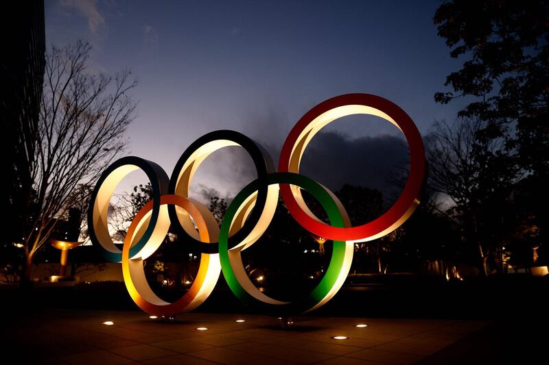 (FILES) In this file photo taken on January 08, 2021, the Olympic Rings are seen near the National Stadium, the main venue for the Tokyo 2020 Olympic and Paralympic Games, in Tokyo on January 8, 2021, as Tokyo Olympics organisers insisted that the coronavirus-postponed Games will still go ahead despite Japan declaring a state of emergency less than 200 days before the opening ceremony. The Brazilian delegation that will participate in the Tokyo Olympics will take a course against racism, in an attempt to bury this "structural" scourge in the Latin American giant. / AFP / Behrouz MEHRI
