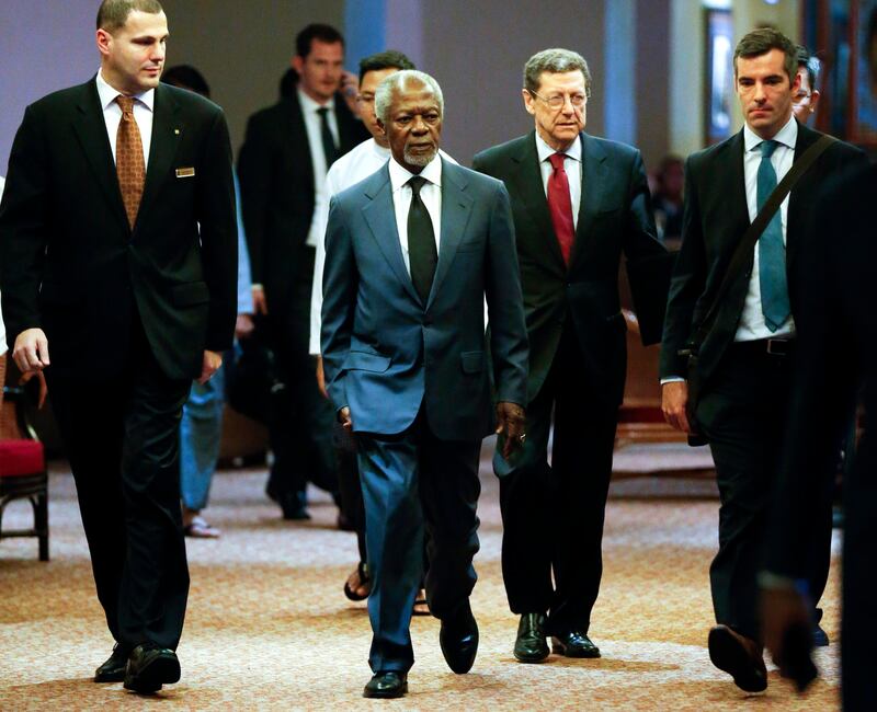 epa06159742 Former UN secretary general Kofi Annan (C) arrives to attend the press meeting about the commission's final report in Yangon, Myanmar, 24 August 2017. The advisory commission on Rakhine State, which was formed on 23 August 2016 and includes six local and three international experts chaired by former UN secretary general Kofi Annan, has submitted its final report to aid in the resolution of religious and ethnic conflict in the Rakhine State of western Myanmar.  EPA/LYNN BO BO