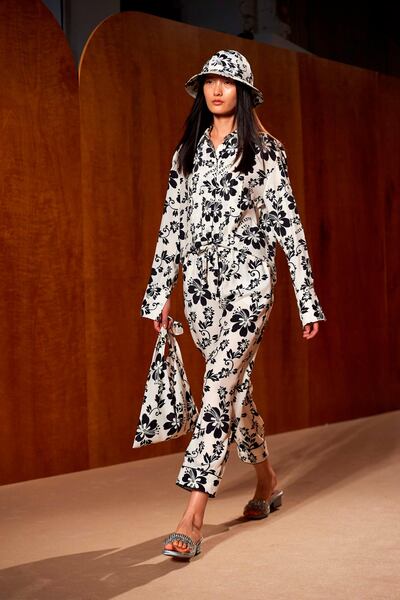 A model presents creations from British designer Alexa Chung during a catwalk show for the Spring/Summer 2019 collection on the second day of London Fashion Week in London on September 15, 2018.  / AFP / NIKLAS HALLE'N
