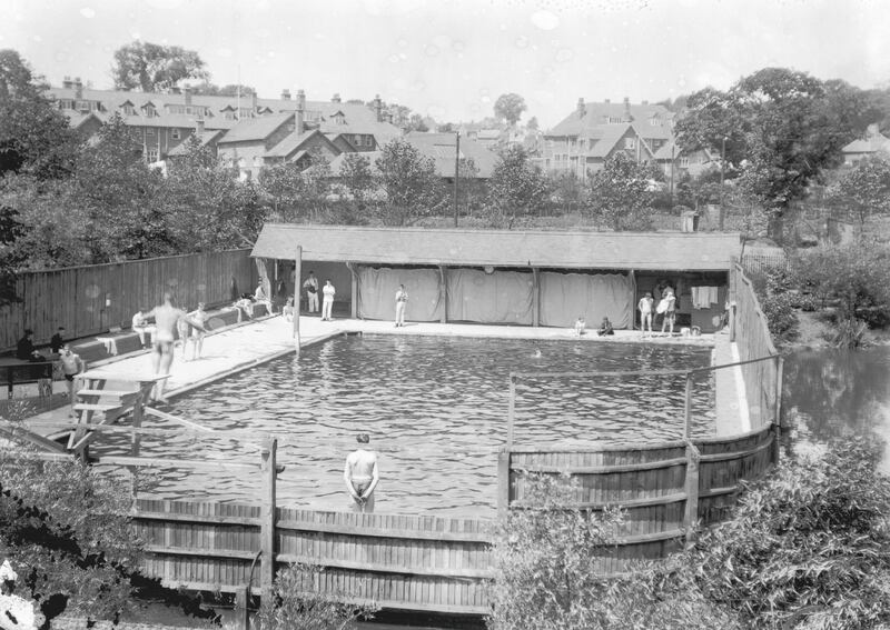 The men's swimming baths in Bournville Village near Birmingham, a new town founded by Chocolate manufacturer and social reformer George Cadbury, July 1909. (Photo by Topical Press Agency/Hulton Archive/Getty Images)