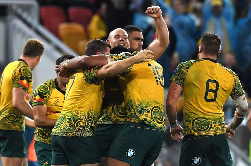 epa06280028 Stephen Moore (C) of the Wallabies and teammates celebrate winning the third Bledisloe Cup match between the Australian Wallabies and the New Zealand All Blacks at Suncorp Stadium in Brisbane, Australia, 21 October 2017.  EPA/DAN PELED AUSTRALIA AND NEW ZEALAND OUT  EDITORIAL USE ONLY