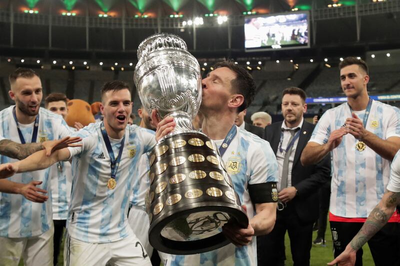 Lionel Messi kisses the Copa America trophy. EPA