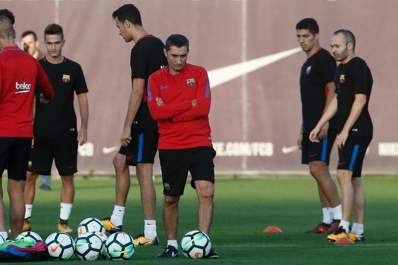 Barcelona manager Ernesto Valverde, centre, during the trainin session with Andres Iniesta, right, and Luis Suarez, centre. Pau Barrena / AFP