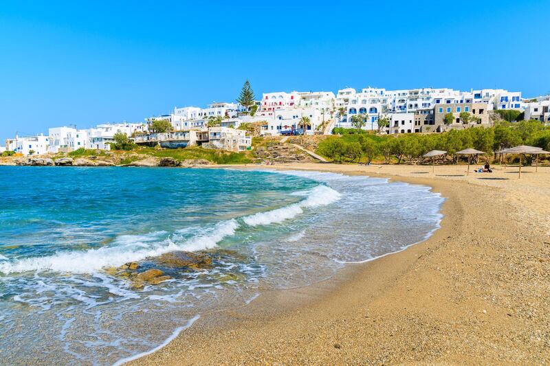 HEJPJD View of beautiful beach in Naoussa town, Paros island, Greece. Pawel Kazmierczak / Alamy Stock Photo