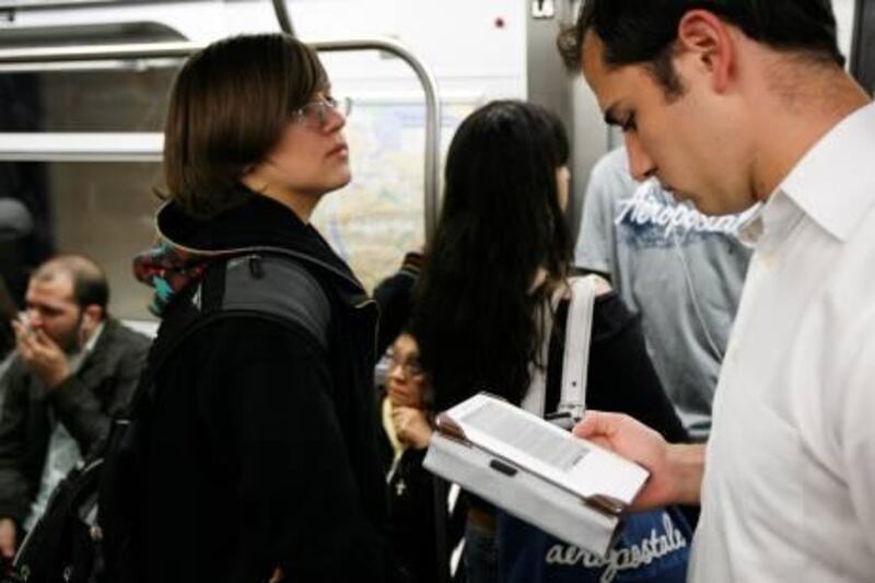 A commuter uses a Kindle while riding the subway in New York June 1, 2009. Taiwanese display maker Prime View International said on Monday it would pay about $215 million for E Ink, whose flexible digital displays are used in Amazon's Kindle and the Sony Reader. REUTERS/Lucas Jackson (UNITED STATES MEDIA BUSINESS)