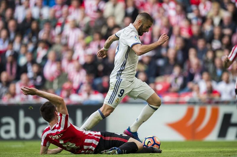 Karim Benzema of Real Madrid competes for the ball with Aymeric Laporte of Athletic Bilbao. Juan Manuel Serrano Arce / Getty Images