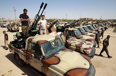 Members of the self-proclaimed eastern Libyan National Army (LNA) special forces gather in the city of Benghazi, on their way to reportedly back up fellow LNA fighters on the frontline west of the city of Sirte, facing forces loyal to the UN-recognised Government of National Accord (GNA), on June 18, 2020.  The resurgent GNA has vowed to push on for Sirte, late Libyan leader Moamer Kadhafi's hometown and the last major settlement before the traditional boundary between western Libya and Haftar's stronghold in the east. / AFP / Abdullah DOMA
