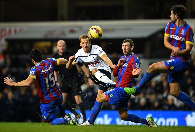 LONDON, ENGLAND - DECEMBER 06:  Harry Kane of Spurs shoots under pressure from Mile Jedinak and James McArthur of Crystal Palace during the Barclays Premier League match between Tottenham Hotspur and Crystal Palace at White Hart Lane on December 6, 2014 in London, England.  (Photo by Shaun Botterill/Getty Images)