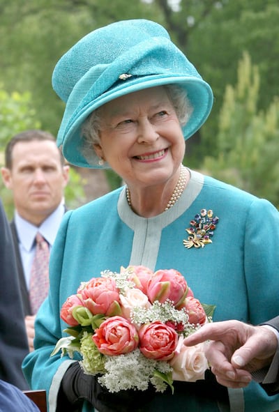 On a visit to the US, Queen Elizabeth II wears a brooch given to her in 1981 by the mayor of Colombo. Photo: Mark Cuthbert / UK Press via Getty Images