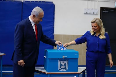 Israeli Prime Minister Benjamin Netanyahu and his wife Sara cast their votes during Israel's parliamentary elections in Jerusalem, on April 9, 2019. Israelis voted today in a high-stakes election that will decide whether to extend Prime Minister Benjamin Netanyahu's long right-wing tenure despite corruption allegations or to replace him with an ex-military chief new to politics. / AFP / POOL / Ariel Schalit
