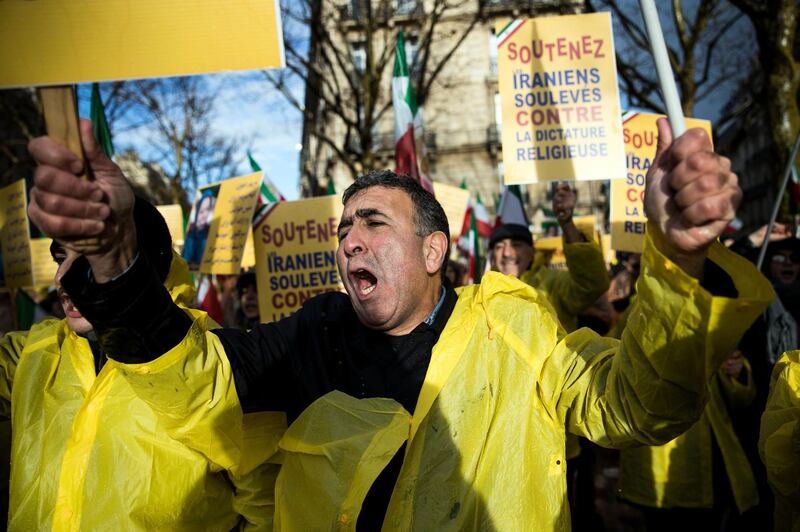 epaselect epa06415050 Dozens of protesters demonstrate against the Iranian regime and in support of the Iranian anti government demonstrators near the Iranian embassy in Paris, France, 03 January 2018. Media reports that after several days of ongoing anti-regime protests in Iran, the country's Islamic leadership has now organized pro government rallies nationwide.  EPA/ETIENNE LAURENT