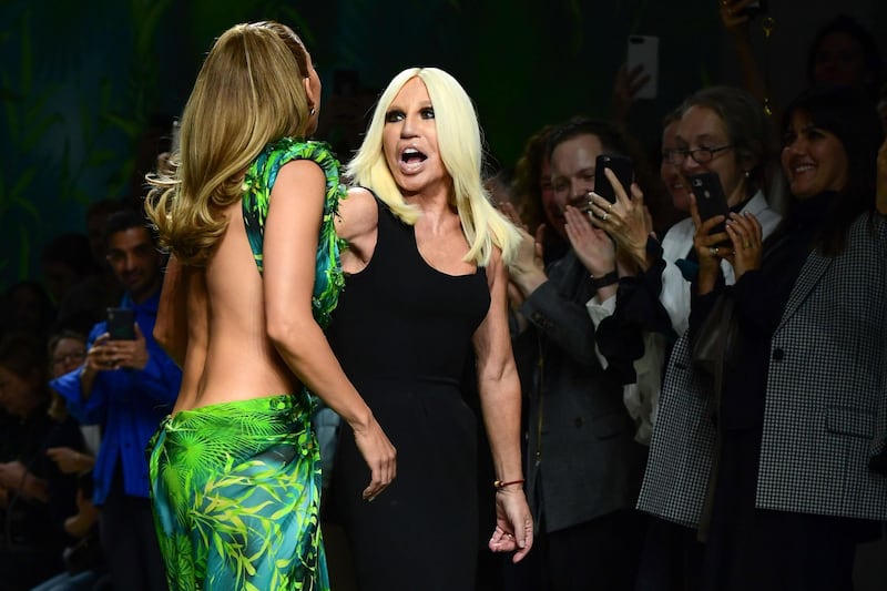 Italian fashion designer Donatella Versace (R) and US singer Jennifer Lopez react following the presentation of Versace's Women's Spring Summer 2020 collection in Milan on September 20, 2019.  / AFP / Miguel MEDINA
