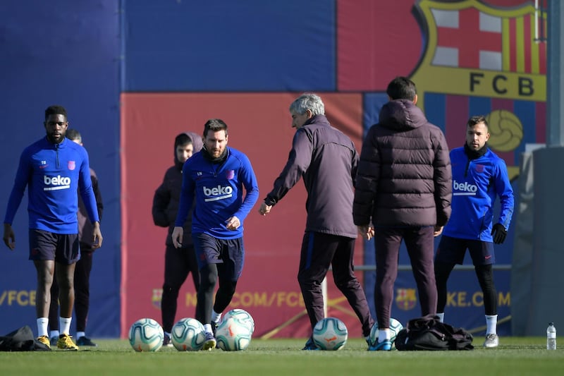 Barcelona manager Quique Setien attends a training session with Samuel Umtiti, Lionel Messi (2L) and Jordi Alba. AFP
