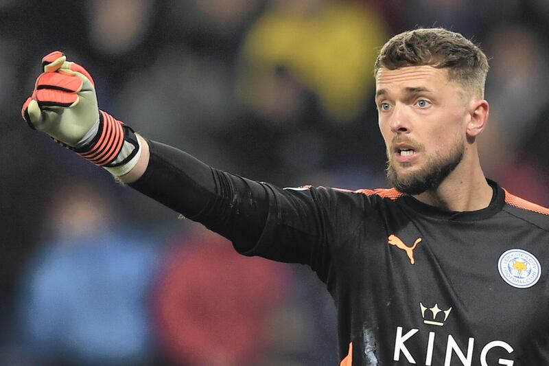 Leicester City's English goalkeeper Ben Hamer gestures to his defence during the English League Cup quarter-final football match between Leicester City and Manchester City at King Power Stadium in Leicester, central England on December 19, 2017. / AFP PHOTO / Paul ELLIS / RESTRICTED TO EDITORIAL USE. No use with unauthorized audio, video, data, fixture lists, club/league logos or 'live' services. Online in-match use limited to 75 images, no video emulation. No use in betting, games or single club/league/player publications.  / 