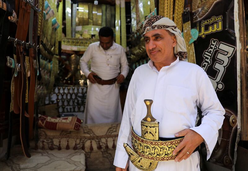 How the Yemeni belt and dagger are worn