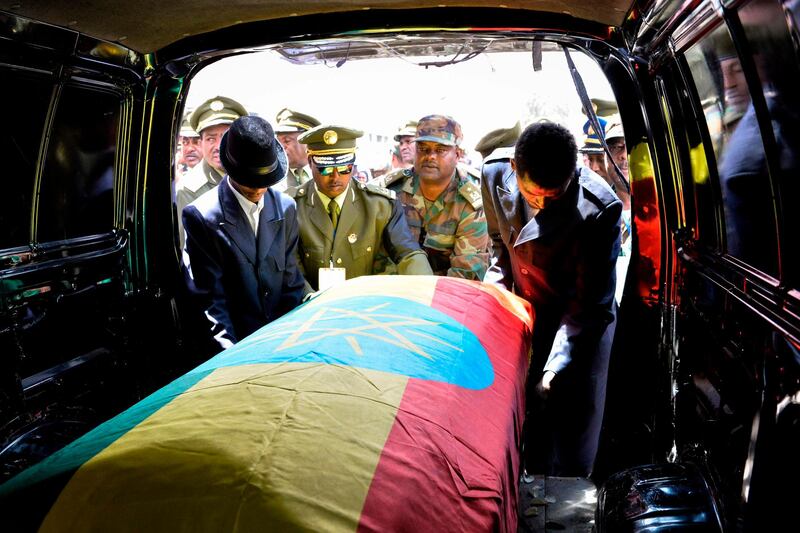 TOPSHOT - Members of the army carry one of the coffins covered with the Ethiopian national flag as they arrive at the millennium hole in Addis Ababa, on June 25, 2019 for the National funeral service of Chief of Staff of the Ethiopian defence forces Seare Mekonnen and of Major-General Geza'e Abera, a retired former senior official in the Ethiopian army. Ethiopian military and religious leaders condemned, on June 25, 2019, the assassinations of the army chief and other top officials at an emotional funeral service at which Prime Minister Abiy Ahmed wept openly throughout. Ethiopia's army chief, the president of Amhara state and three other top officials have been killed in two separate attacks on June 22, 2019. While the government has said the attacks took place within the context of an attempted coup in Amhara and are possibly linked, the overall motives remain murky.
 / AFP / Michael TEWELDE
