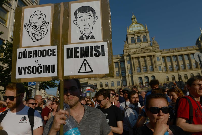 People protest during a rally demanding the resignation of Czech Prime Minister Andrej Babis on June 4, 2019 on the Venceslas Square in Prague.  / AFP / Michal Cizek
