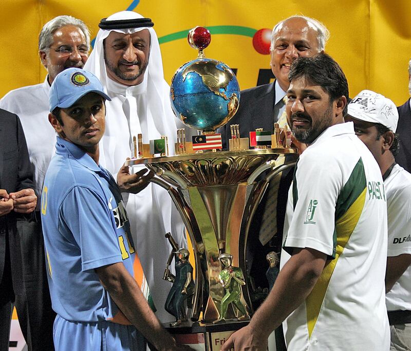 Indian captain Rahul Dravid (L) and Pakistani captain Inzaman-ul-Haq (R) hold together the DLF trophy after their match for the second Series DLF Cup at the Zayad Cricket Stadium in Abu Dhabi, 19 April 2006. Skipper Rahul Dravid led from the front with a responsible 92 as India defeated Pakistan by 51 runs in the second and final one-day international here on Wednesday to level the series 1-1. AFP PHOTO/RABIH MOGHRABI / AFP PHOTO / RABIH MOGHRABI