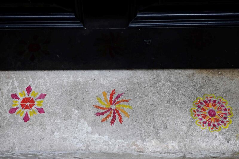 Patterns are pictured on the doorstep of 11 Downing Street after Britain's Chancellor of the Exchequer Rishi Sunak left to present the government's annual budget to Parliament in London on March 3, 2021, British finance minister Rishi Sunak unveils his annual budget today promising measures to safeguard businesses and jobs, while tackling virus-fuelled debt as England prepares to exit its third lockdown. / AFP / Tolga Akmen
