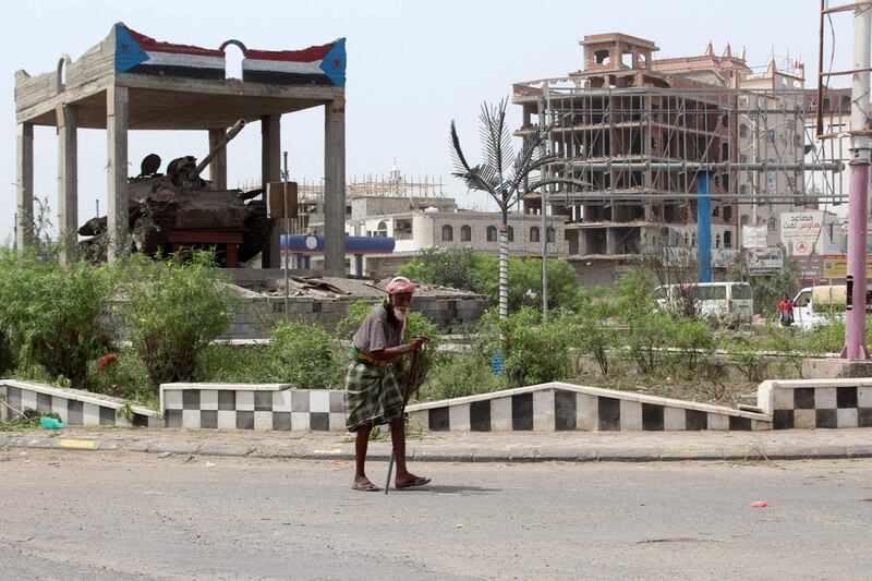 An elderly man crosses the street in the town of Dar Saad in Yemen's Aden province on August 29, 2019. / AFP / Saleh Al-OBEIDI
