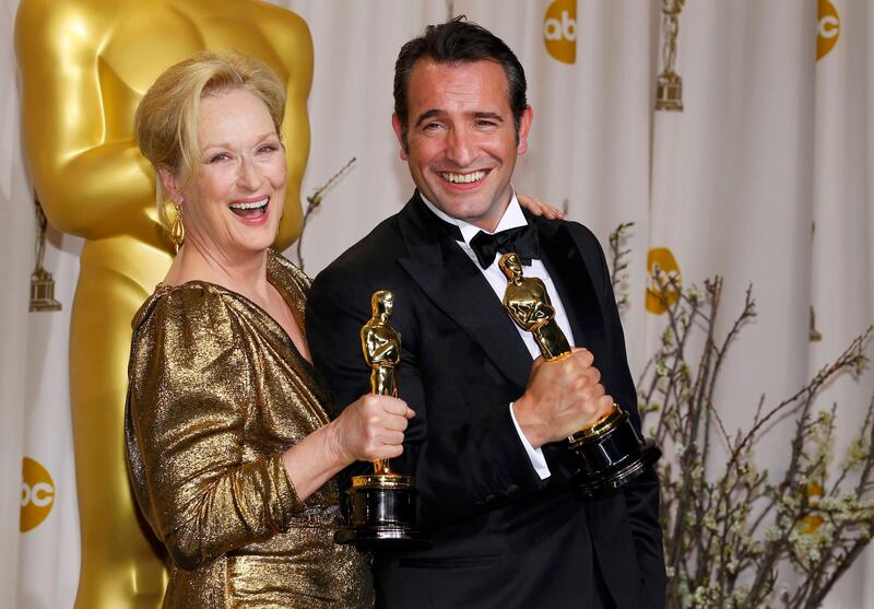 Meryl Streep, Best Actress winner for "The Iron Lady," and French actor Jean Dujardin, Best Actor winner for "The Artist," pose backstage at the 84th Academy Awards in Hollywood, California, February 26, 2012.  REUTERS/Mike Blake   (UNITED STATES) (OSCARS-BACKSTAGE) *** Local Caption ***  OSC147_OSCARS-_0227_11.JPG