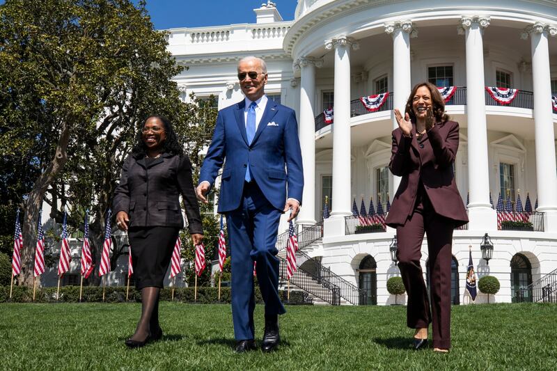 Ketanji Brown Jackson, President Joe Biden, and  Vice President Kamala Harris arrive for the ceremony. EPA / Bloomberg