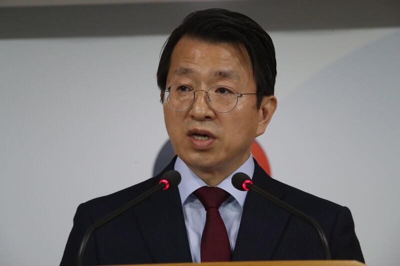 epa06740751 Baik Tae-hyun, the unification ministry spokesman, delivers a statement on North Korea suspending high-level dialogue that had been scheduled for the same day in Seoul, South Korea, 16 May 2018. The two Koreas were set to hold their first senior-level talks to follow up on their 27 April summit, but Pyongyang abruptly called it off, accusing South Korea and the United States of rehearsing for war against it by conducting their joint military drill Max Thunder. Baik said the North's decision does not conform with the summit agreements and called on Pyongyang to come to the talks.  EPA/YONHAP SOUTH KOREA OUT