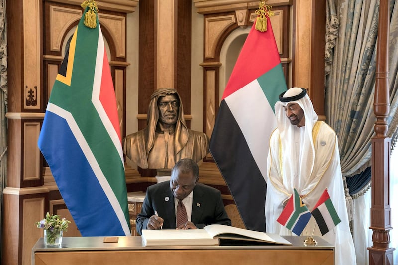 HE Cyril Ramaphosa, President of South Africa (L) signs a guest book during a reception at the Presidential Palace. Seen with HH Sheikh Mohamed bin Zayed Al Nahyan, Crown Prince of Abu Dhabi and Deputy Supreme Commander of the UAE Armed Forces (R).

( Hamad Al Kaabi / Crown Prince Court - Abu Dhabi )