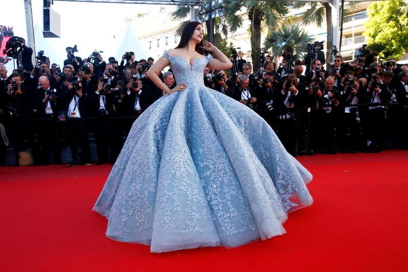 epa05974768 Indian actress Aishwarya Rai Bachchan arrives for the premiere of 'Okja' during the 70th annual Cannes Film Festival, in Cannes, France, 19 May 2017. The movie is presented in the Official Competition of the festival which runs from 17 to 28 May.  EPA/IAN LANGSDON