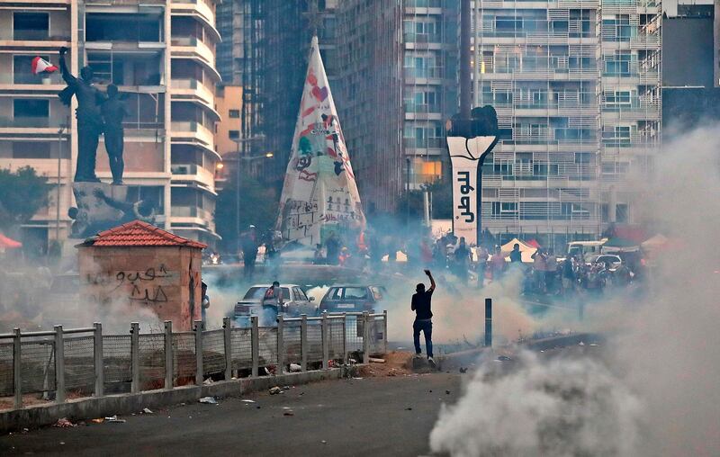Lebanese protesters, enraged by a deadly explosion, clash with security forces at Martyrs' Square in Beirut on August 10, 2020. Lebanon's premier Hassan Diab stepped down amid fury within and outside his government over the deadly Beirut port blast he blamed on the incompetence and corruption of a decades-old ruling class. / AFP / JOSEPH EID
