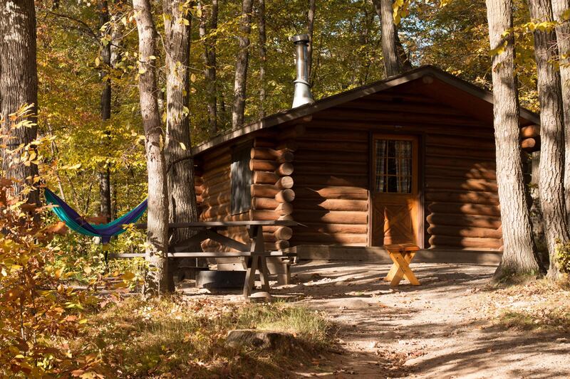 E8TYJF Camping cabin is state park Lake Maria, MN, USA. Kira Volkov / Alamy Stock Photo