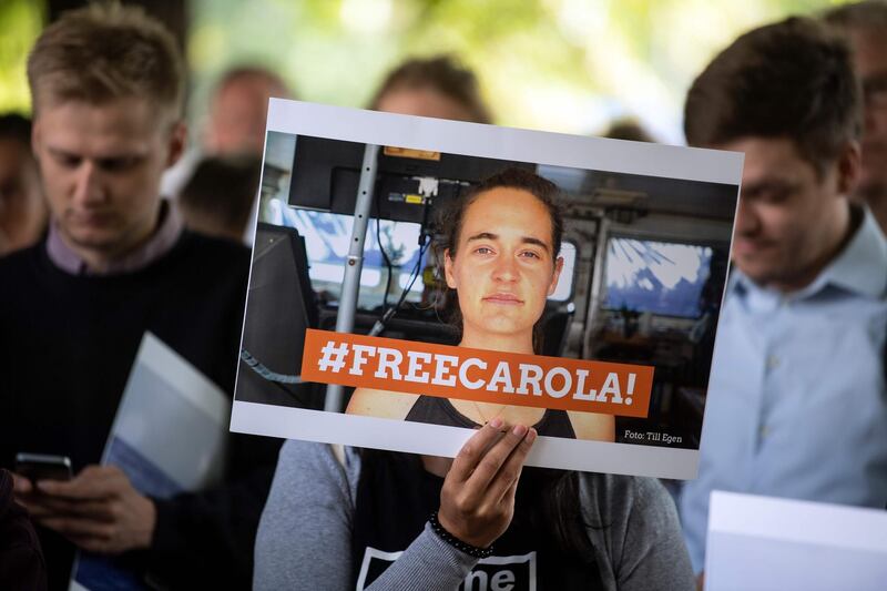 TOPSHOT - Demonstrators hold a banner reading "Free Carola" during a vigil on July 2, 2019 in Cologne, western Germany, for Carola Rackete, a German captain of a migrant rescue ship, who was arrested in Italy.   Sea-Watch 3 skipper Carola Rackete was arrested at the weekend after a two-week standoff at sea and faces up to 10 years in jail if convicted. - Germany OUT
 / AFP / dpa / Federico Gambarini
