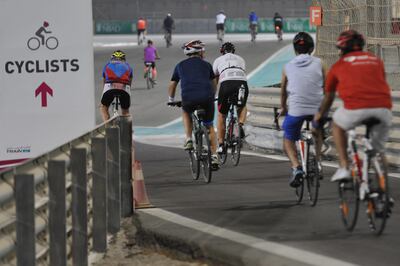 ABU DHABI, UNITED ARAB EMIRATES - - -  Cyclists peddle their way to the track on Tuesday night at Yas Island. In anticipation of the upcoming Abu Dhabi Tour, several Abu Dhabi residents were out in droves to participate in Train Yas on the F1 Circuit on Tuesday night, September 29, 2015.   ( DELORES JOHNSON / The National ) **** Reporter is Naser Al Wasmi  *** *** Local Caption ***  DJ-290915-NA-Cycle-010.jpg