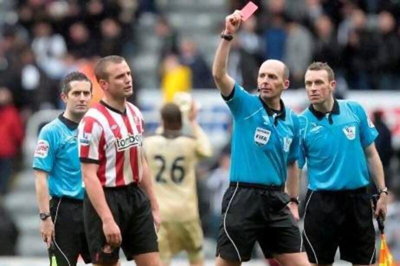 Referee Mike Dean's cool demeanor in the Tyne and Wear derby earns him a call as one of the best decisions made on the week.