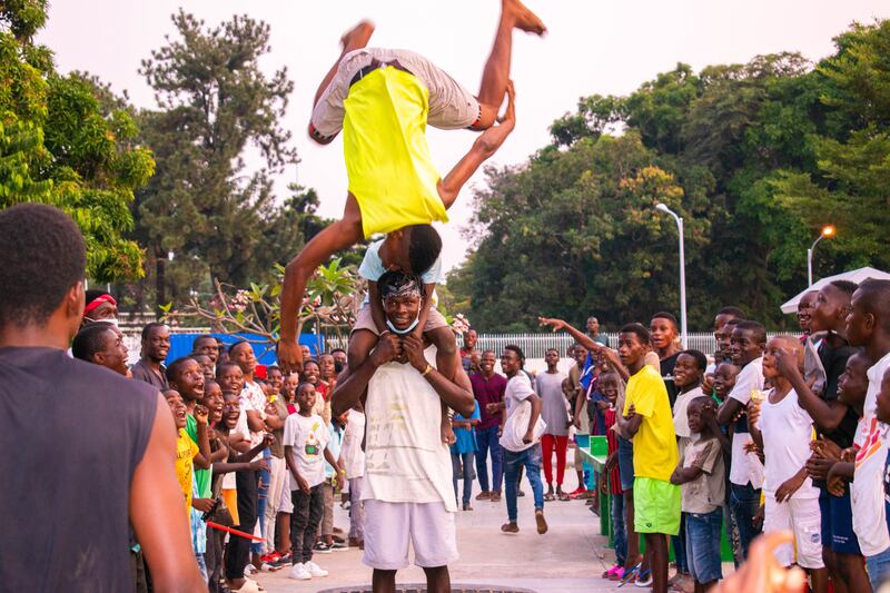 Street performers in Brazzaville, Congo Republic. Photo: Valdhy Mbemba/ Unsplash