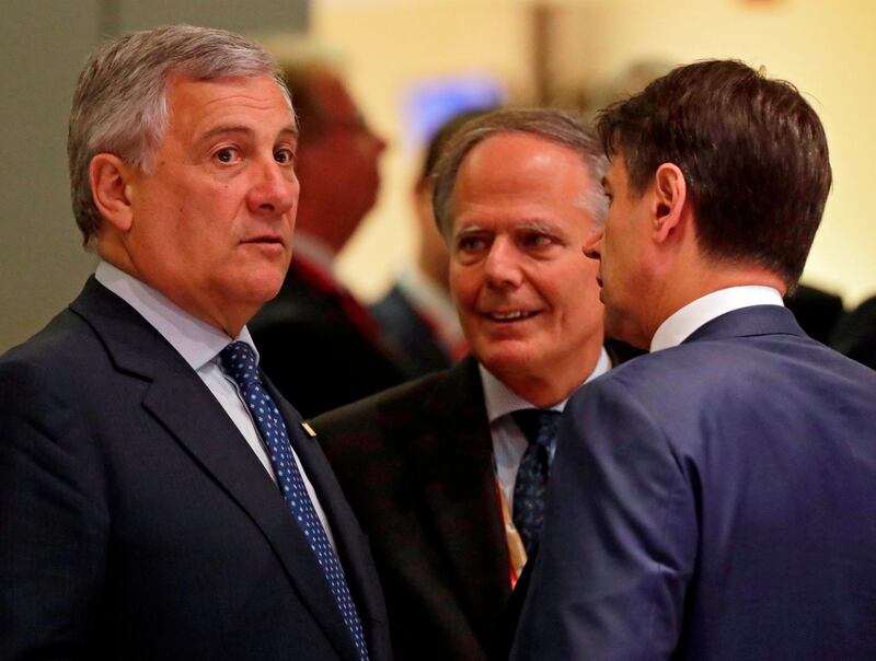 (FromL) President of the European Parliament Antonio Tajani, Italian Foreign Minister Enzo Moavero Milanesi and Italian Premier Giuseppe Conte talk during round table for a Special European Council in Brussels on June 30, 2019. Deadlocked EU leaders meet for a rare weekend summit seeking to fill senior European positions and settle a battle that has split key allies France and Germany. / AFP / POOL / OLIVIER HOSLET
