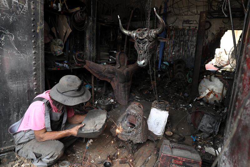 Once assembled, he burns the sculpture with fire to rid it of oils, impurities and dirt.