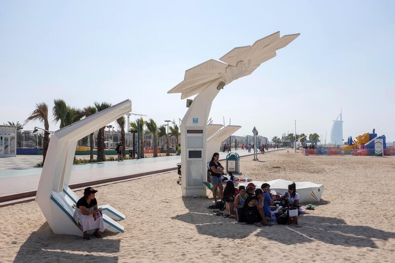 DUBAI, UNITED ARAB EMIRATES. 18 NOVEMBER 2018. Residents and visitors to Dubai enjoy the public holiday on the birthday of Prophet Mohammad (PBUH), also known as Eid Al Mawlid an Nabawi, in the sunshine on Kite Surf Beach. Beach goers enjou the breach while taking in the sights and sounds from the shade. (Photo: Antonie Robertson/The National) Journalist: None. Section: National.