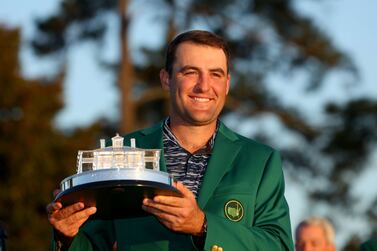 AUGUSTA, GEORGIA - APRIL 10: Scottie Scheffler poses with the Masters trophy during the Green Jacket Ceremony after winning the Masters at Augusta National Golf Club on April 10, 2022 in Augusta, Georgia.    Andrew Redington / Getty Images / AFP
