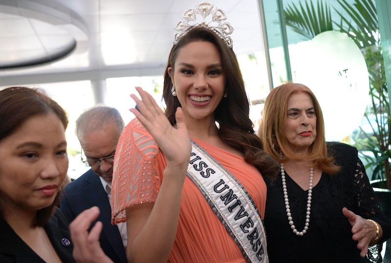 Miss Universe 2018 Catriona Gray of the Philippines (C) waves to fans as she arrives for a press conference in Manila on February 20, 2019. A parade in Gray's honour will be held in Manila on February 21. / AFP / Ted ALJIBE

