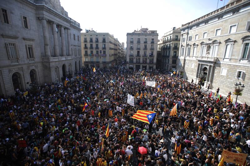 People pack Sant Jaume square in Barcelona, Spain as they protest against the Spanish government announcement of implementing the article 155 in Catalonia region, Thursday Oct. 26, 2017. Catalan parliament meets to discuss Spanish government's plans to remove the leaders of the regional government. (AP Photo/Emilio Morenatti)