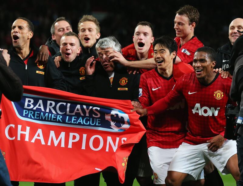 MANCHESTER, ENGLAND - APRIL 22: Rio Ferdinand,  Tom Cleverley, Phil Jones, Shinji Kagawa, Jonny Evans and Antonio Valencia of Manchester United celebrate winning the Premier League title after the Barclays Premier League match between Manchester United and Aston Villa at Old Trafford on April 22, 2013 in Manchester, England.  (Photo by Alex Livesey/Getty Images) *** Local Caption ***  167219513.jpg